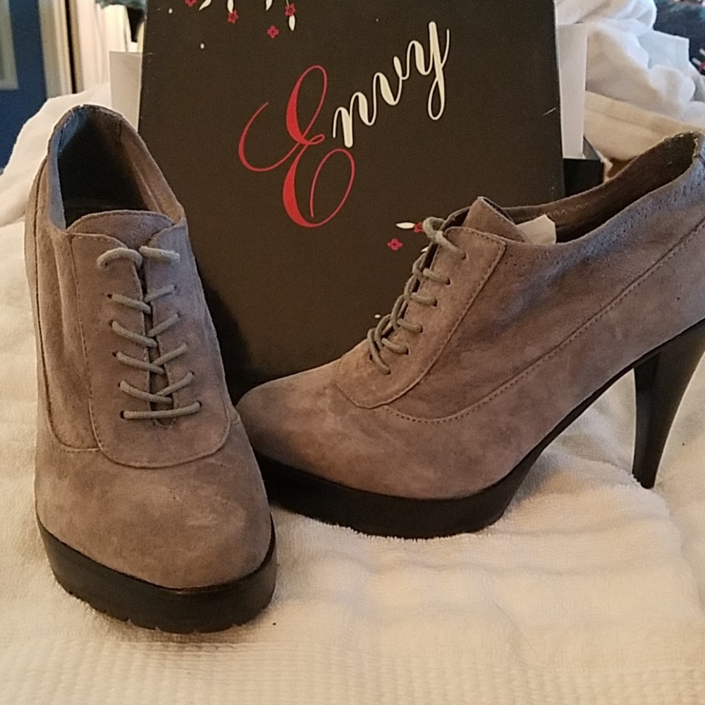 Gray Envy Mary size 7